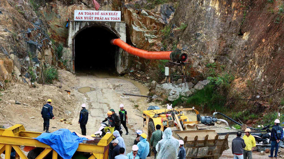 Twelve Vietnamese workers trapped in collapsed tunnel